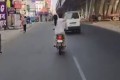 چلتی موٹر سائیکل پر بیوی نے شوہر کی چپلوں سے پٹائی کر دی، ویڈیو وائرل